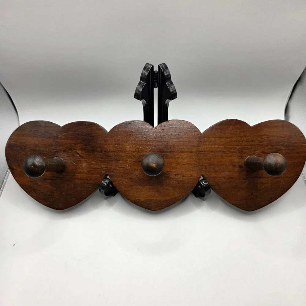 Vtg Rustic Wooden Heart Wall Rack 3 Peg Hook Hanger Dark Wood Farmhouse Decor